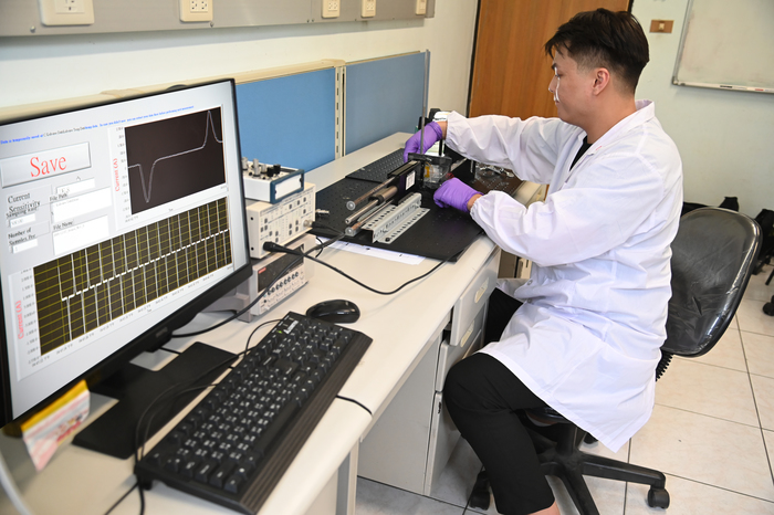 博士生賴思年測試新型材料的壓電性質